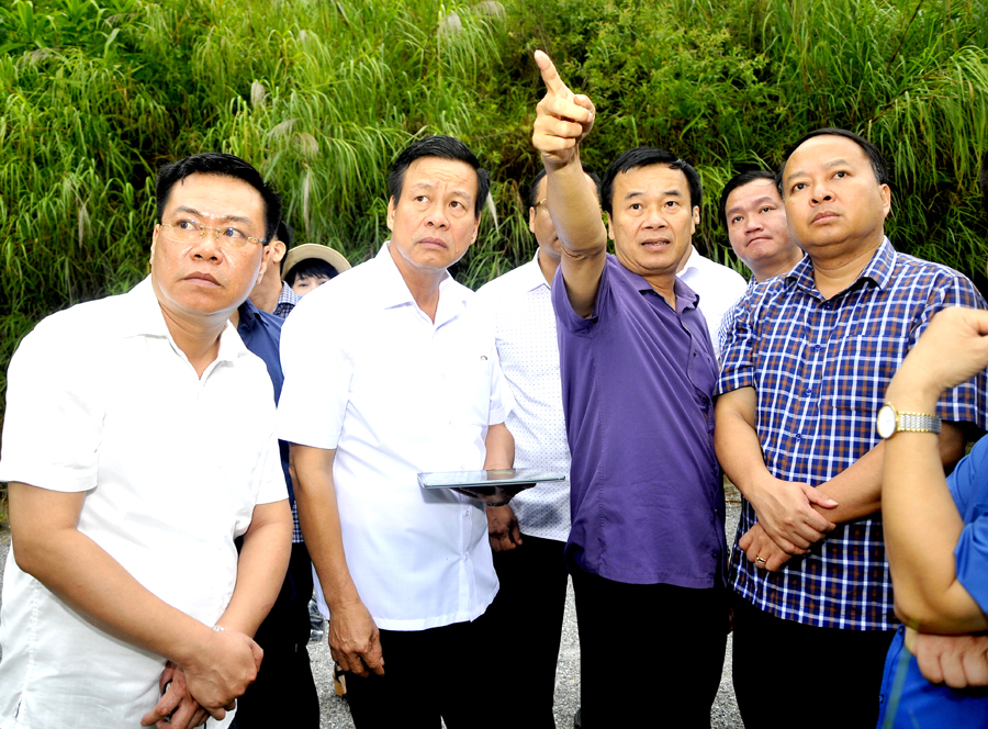 Chủ tịch UBND tỉnh Nguyễn Văn Sơn kiểm tra khu vực quy hoạch mở rộng trung tâm thị trấn Cốc Pài tại đoạn tiếp giáp với xã Pà Vầy Sủ (Xín Mần).