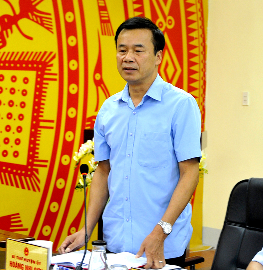 Bí thư Huyện ủy Xín Mần Hoàng Nhị Sơn báo cáo tình hình thực hiện nhiệm vụ 7 tháng đầu năm.