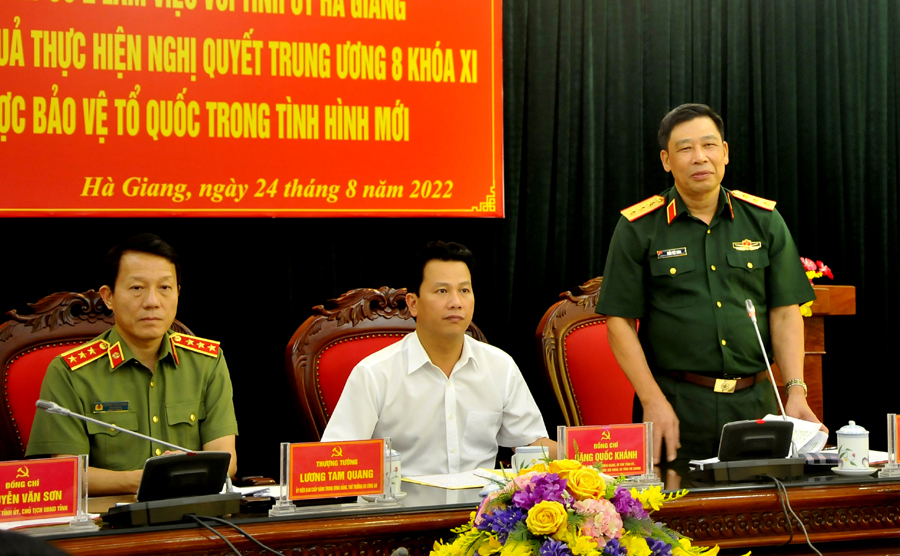 Thượng tướng Trần Việt Khoa, Giám đốc Học viện Quốc phòng đánh giá cao kết quả của tỉnh đạt được trong việc triển khai thực hiện Nghị quyết T.Ư 8 khóa XI về chiến lược bảo vệ Tổ quốc trong tình hình mới.