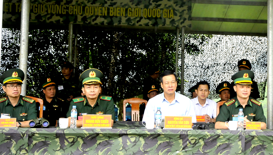 Chủ tịch UBND tỉnh Nguyễn Văn Sơn và Thiếu tướng Hoàng Hữu Chiến, Phó Tư lệnh, Tham mưu trưởng BĐBP cùng các đại biểu tham quan diễn tập thực binh. 