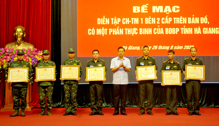 Chủ tịch UBND tỉnh Nguyễn Văn Sơn tặng Bằng khen cho các cá nhân.
