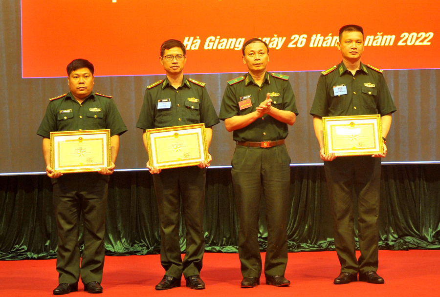 Thiếu tướng Hoàng Hữu Chiến, Phó Tư lệnh, Tham mưu trưởng BĐBP tặng Bằng khen cho các tập thể, cá nhân.
