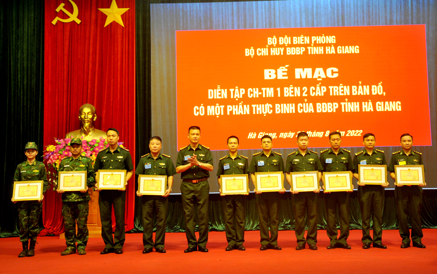 Đại tá Hoàng Ngọc Định, Chỉ huy trưởng Bộ Chỉ huy BĐBP tỉnh tặng Giấy khen cho các tập thể, cá nhân.
