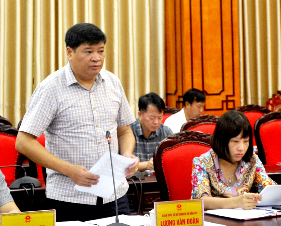 Giám đốc Sở Kế hoạch và Đầu tư Lương Văn Đoàn báo cáo kết quả phát triển KT - XH tháng 8.2022.