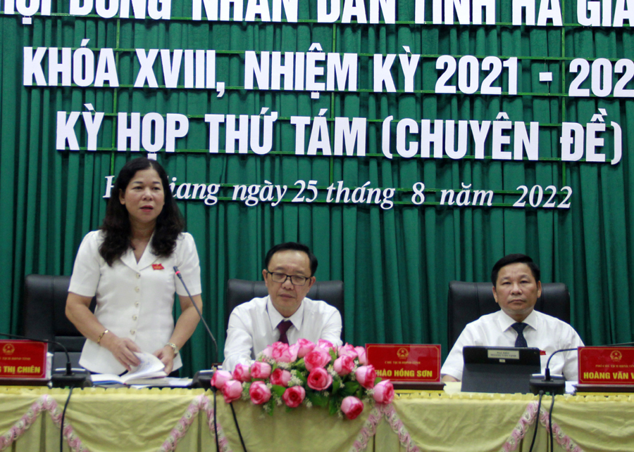 Phó Chủ tịch Thường trực HĐND tỉnh Chúng Thị Chiên điều hành thảo luận tại kỳ họp.
