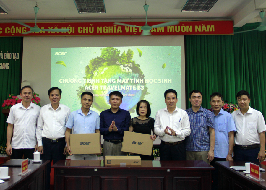 Lãnh đạo Công ty TNHH ACER Việt Nam và Sở Giáo dục và Đào tạo trao 60 máy tính xách tay cho 2 trường học của Bắc Mê.