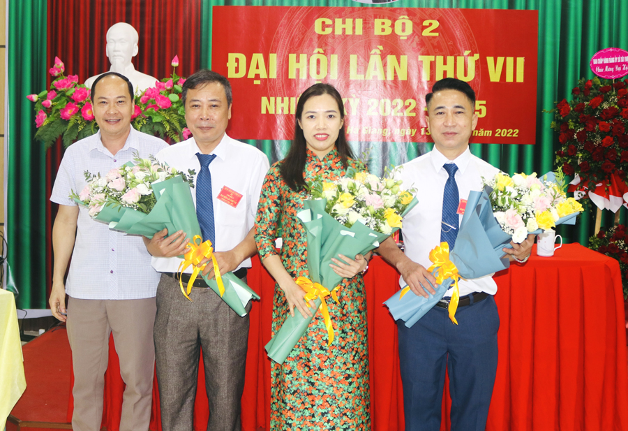 Lãnh đạo Đảng bộ Sở Xây dựng tặng hoa chúc mừng Chi uỷ Chi bộ 2 khoá mới
