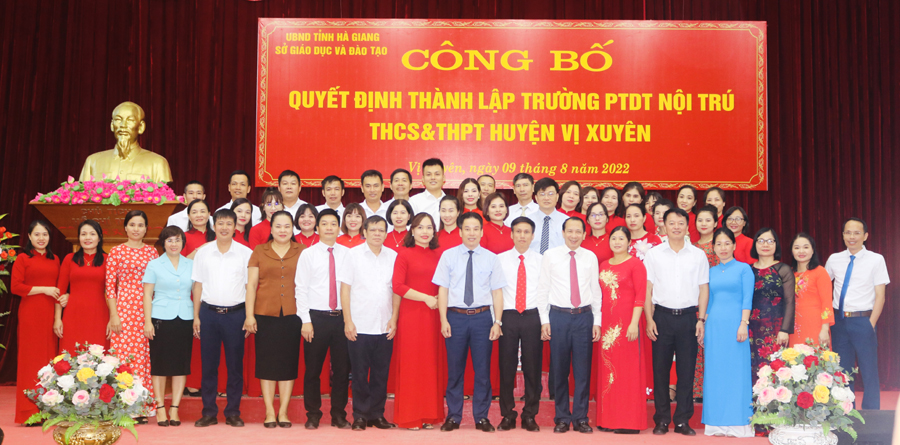 Các đồng chí lãnh đạo tỉnh và huyện Vị Xuyên chụp ảnh lưu niệm với cán bộ, thầy cô Trường Phổ thông Dân tộc Nội trú – THCS và THPT huyện Vị Xuyên.