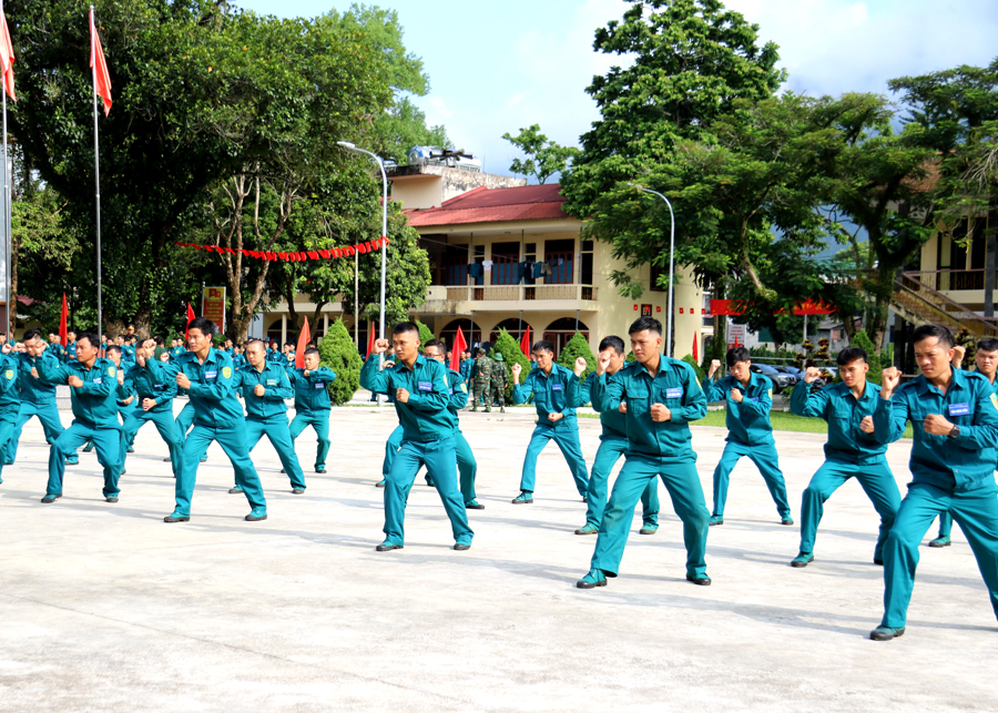 Các chiến sĩ của các trung đội dân quân cơ động tham gia thi đấu môn võ thuật
