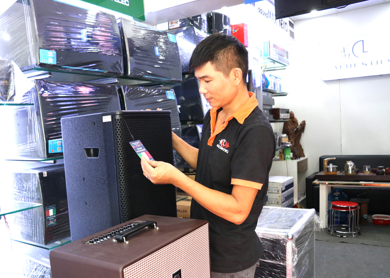 Người tiêu dùng mua sắm hàng Việt tại cửa hàng điện tử thế giới âm thanh Hiền Lương, thành phố Hà Giang.
