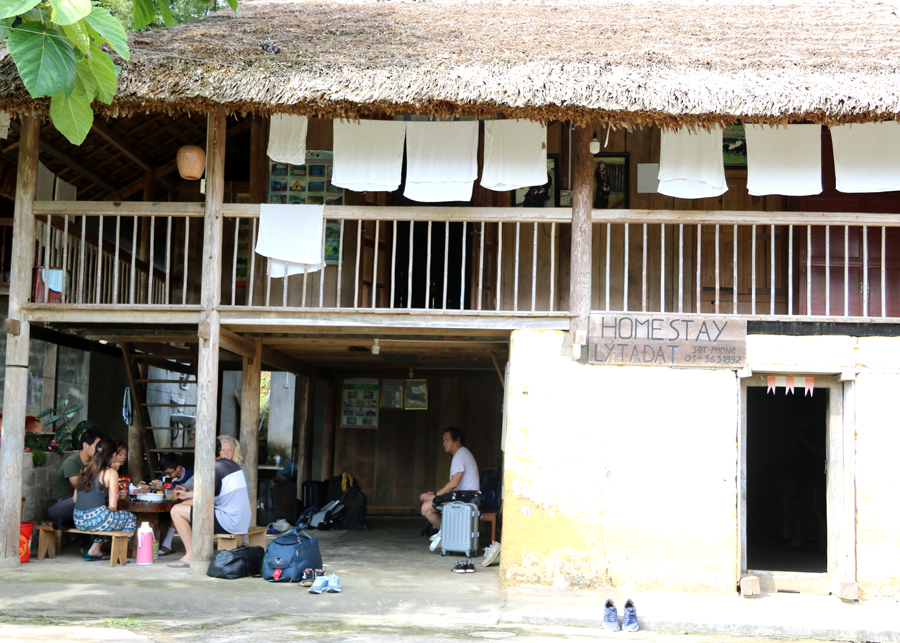 Du khách nghỉ tại Làng Văn hóa du lịch cộng đồng Nặm Đăm, xã Quản Bạ (Quản Bạ).

