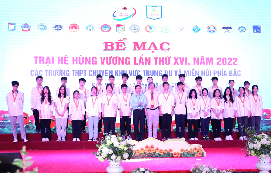 Các học sinh trường THPT Chuyên Hà Giang nhận giải trong lễ bế mạc (Ảnh: CTV)