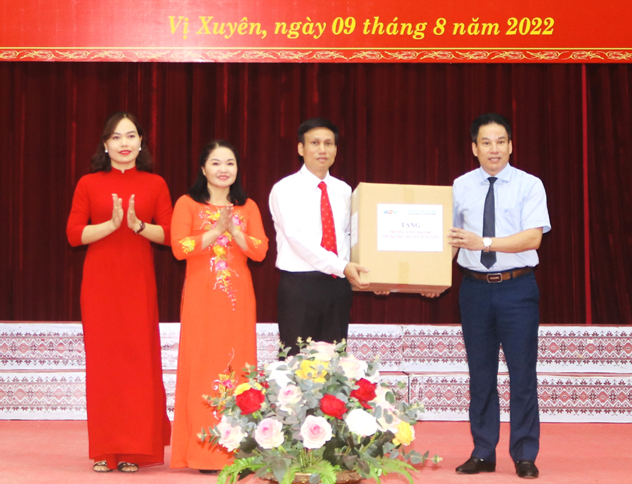 Sở GD&ĐT trao tặng máy tính cho Trường Phổ thông Dân tộc Nội trú – THCS và THPT huyện Vị Xuyên.