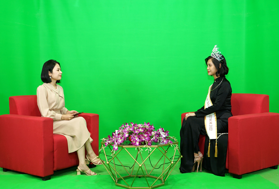 Hoa hậu Nông Thúy Hằng tham gia trả lời phỏng vấn của Đài PTTH tỉnh Hà Giang