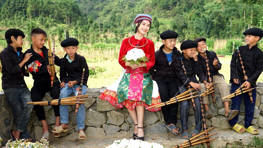 Hoa hậu trò chuyện, chụp ảnh lưu niệm cùng các em thiếu nhi tại Làng Văn hóa du lịch Lũng Cẩm, xã Sủng Là, huyện Đồng Văn