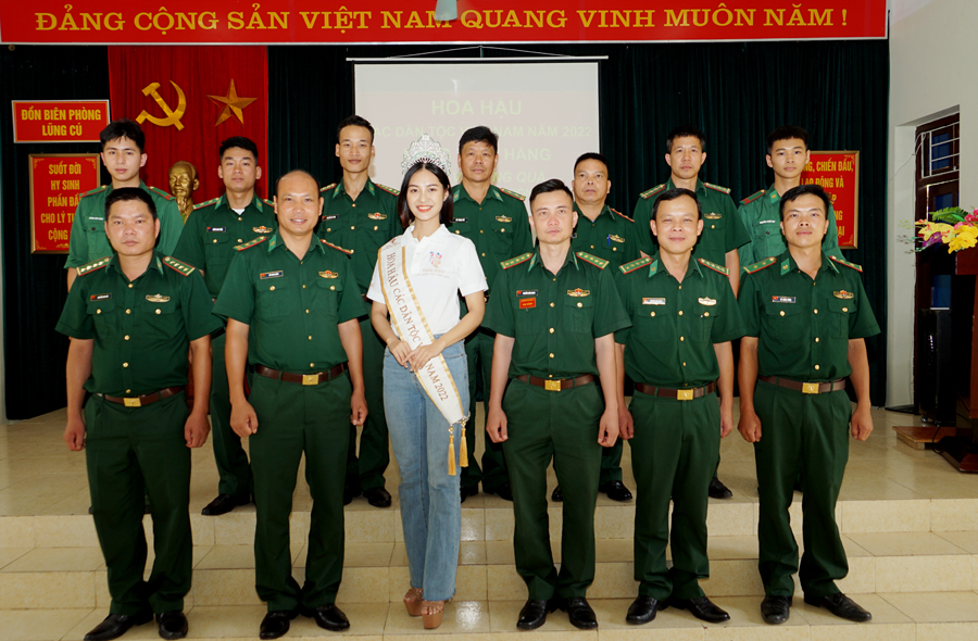 Hoa hậu Nông Thúy Hằng đến thăm cán bộ, chiến sĩ Đồn Biên phòng Lũng Cú và tặng quà các cháu là con nuôi của Đồn Biên phòng Lũng Cú