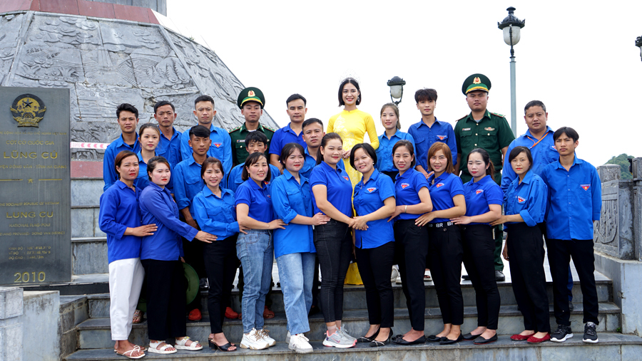 Hoa hậu chụp hình cùng các đoàn viên, thanh niên xã Lũng Cú, huyện Đồng Văn