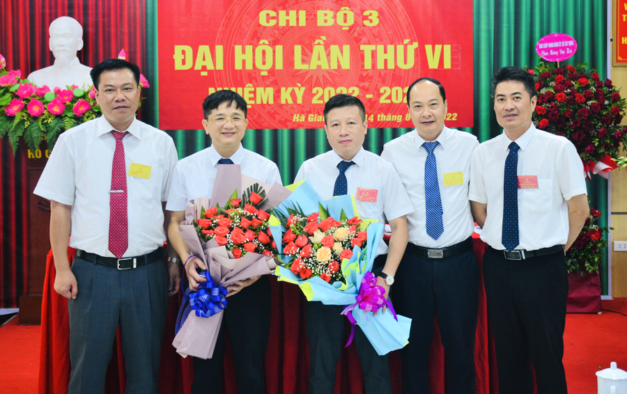 Lãnh đạo Đảng bộ Sở Xây dựng tặng hoa chúc mừng Chi uỷ Chi bộ 3 khoá mới