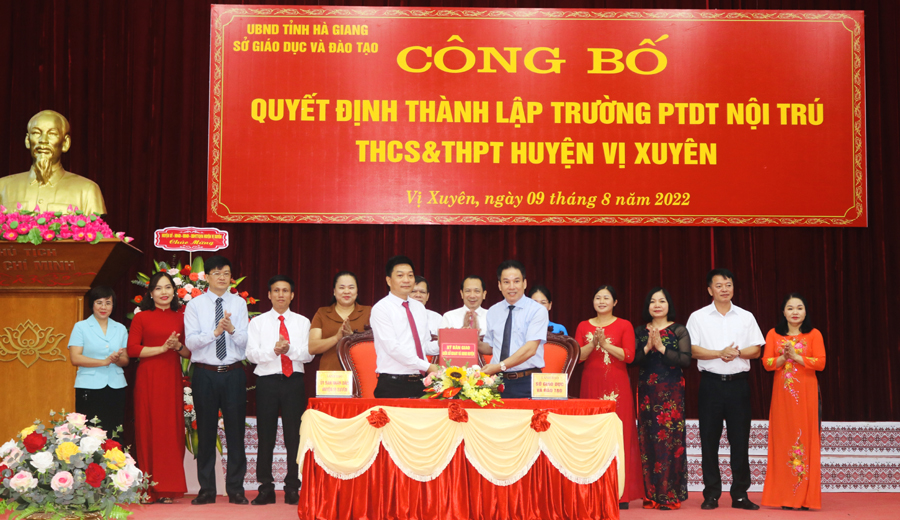 Đồng chí Nguyễn Thế Bình, Tỉnh ủy viên, Giám đốc Sở GD&ĐT và lãnh đạo UBND huyện Vị Xuyên ký kết bàn giao công tác quản lý.