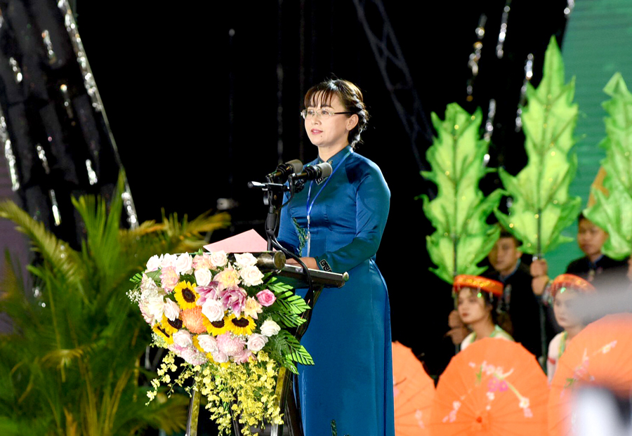 Phó Chủ tịch UBND tỉnh Lào Cai Giàng Thị Dung phát biểu khai mạc chương trình.
