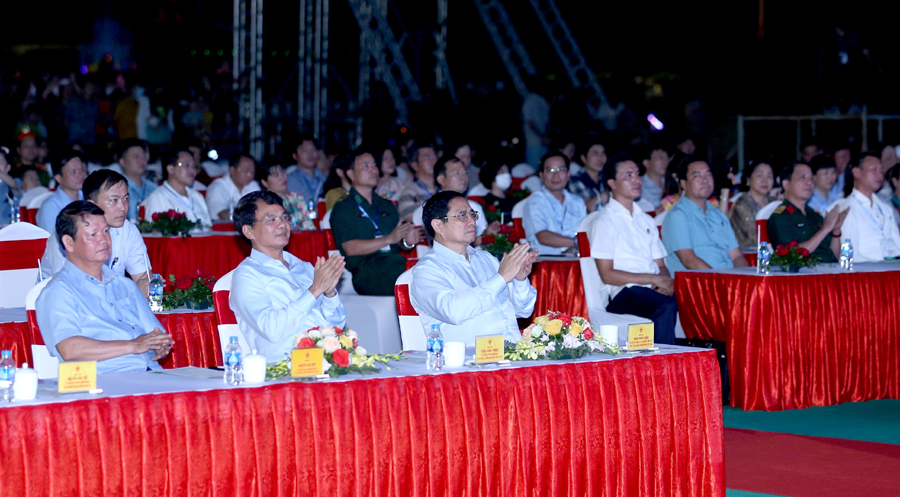 Thủ tướng Chính phủ Phạm Minh Chính và các đại biểu dự chương trình.
