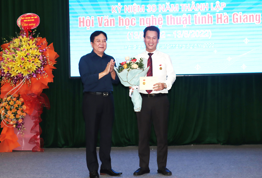 Đồng chí Vương Duy Biên, Phó Chủ tịch Ủy ban Toàn quốc Liên hiệp các Hội Văn học nghệ thuật Việt Nam trao Kỷ niệm chương vì sự nghiệp Văn học nghệ thuật cho Bí thư Tỉnh ủy Đặng Quốc Khánh.
