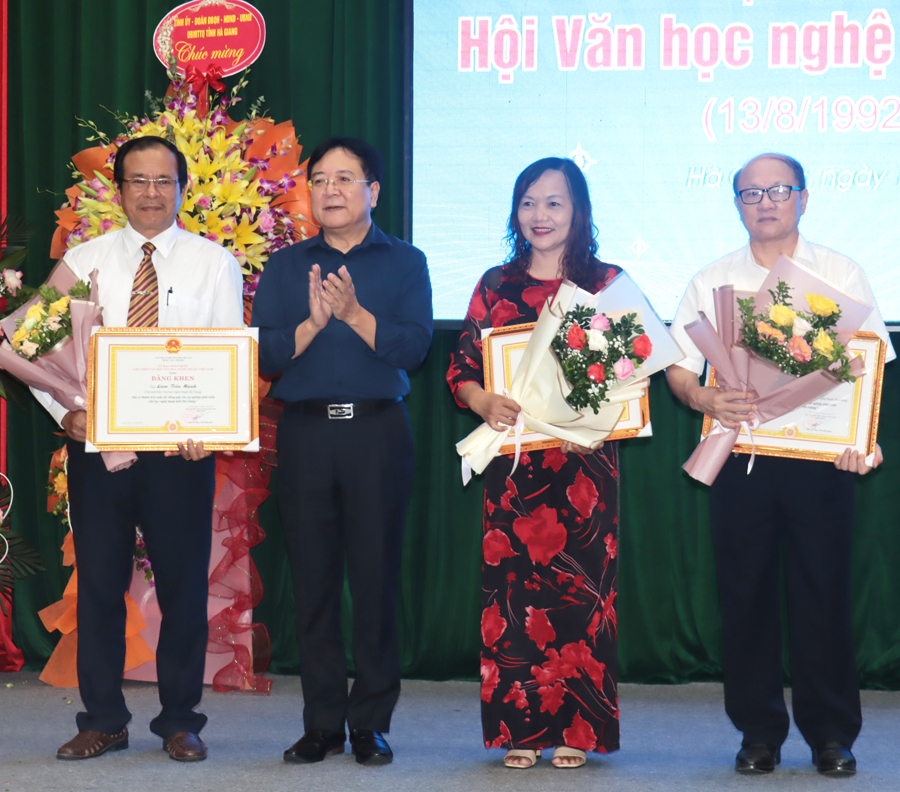 ác cá nhân được nhận Bằng khen của Ủy ban Toàn quốc Liên hiệp các Hội Văn học nghệ thuật Việt Nam vì có thành tích xuất sắc trong sự nghiệp phát triển văn học nghệ thuật tỉnh Hà Giang.