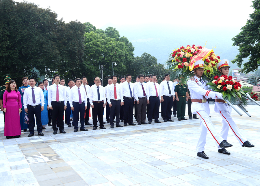 Nghi lễ dâng lẵng hoa Chủ tịch Hồ Chí Minh
