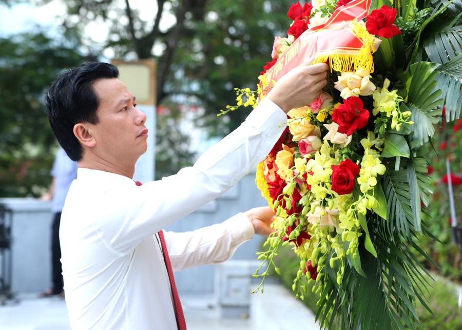 Bí thư Tỉnh ủy Đặng Quốc Khánh thay mặt các đồng chí lãnh đạo tỉnh lên dâng hoa
