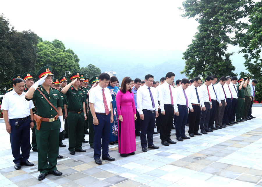 Các đồng chí lãnh đạo tỉnh dành phút tưởng niệm anh linh Chủ tịch Hồ Chí Minh
