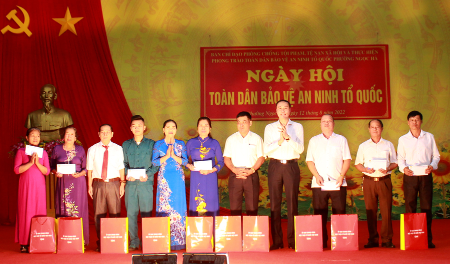 Đồng chí Phùng Khánh Tài, Phó Chủ tịch Uỷ ban T.Ư MTTQ Việt Nam tặng quà các cá nhân có đóng góp trong phong trào toàn dân bảo vệ ANTQ
