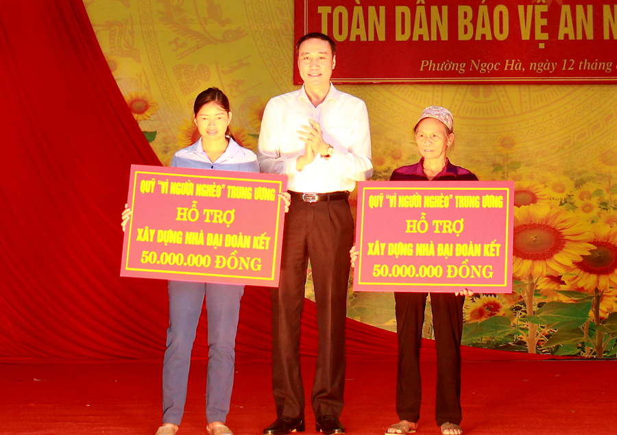 Phó Chủ tịch Uỷ ban T.Ư MTTQ Việt Nam trao tiền hỗ trợ xây dựng nhà Đại đoàn kết cho 2 hộ nghèo của phường Ngọc Hà.