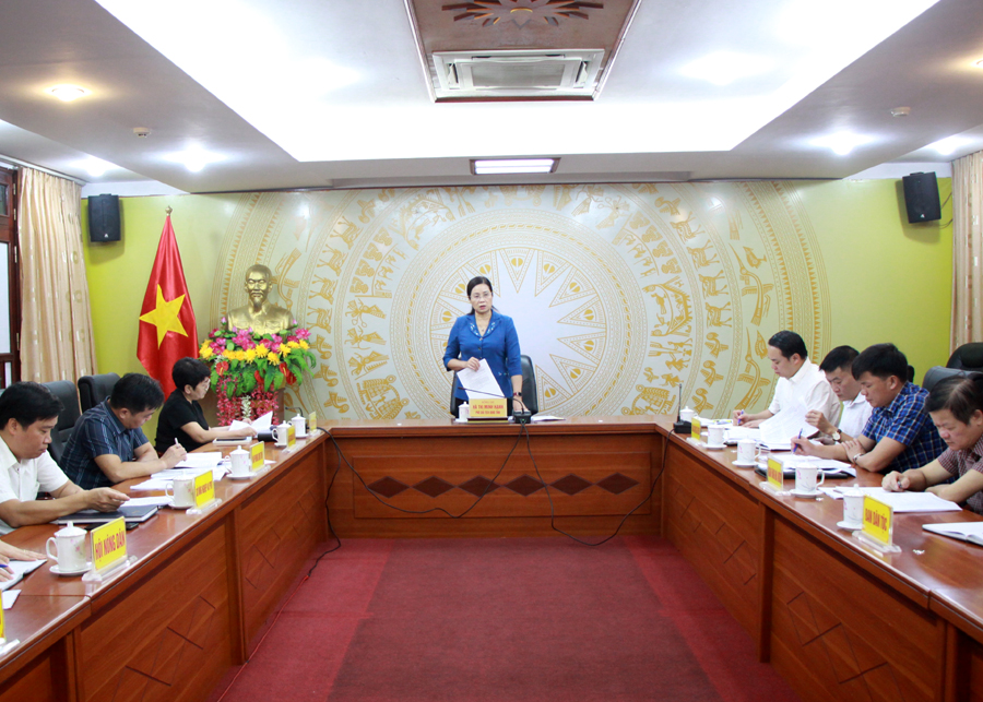 Phó Chủ tịch UBND tỉnh Hà Thị Minh Hạnh lưu ý các nội dung để chuẩn bị tốt cho hội nghị tổng kết 20 năm triển khai chính sách tín dụng.
