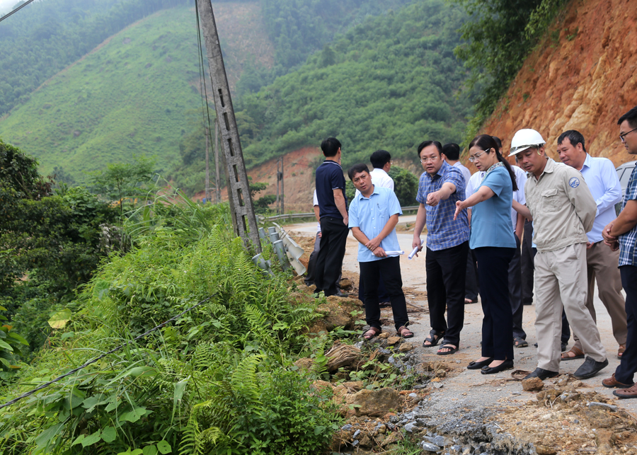Phó Chủ tịch UBND tỉnh Hà Thị Minh Hạnh kiểm tra một số điểm sạt lở taluy âm đoạn qua địa phận xã Tân Lập (Bắc Quang).
