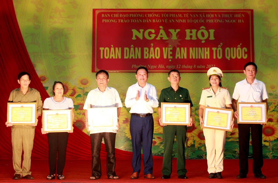 Các tập thể, cá nhân nhận Giấy khen của UBND thành phố Hà Giang
