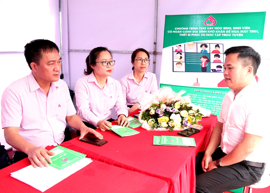 Cán bộ Ngân hàng CSXH huyện Bắc Quang tư vấn tín dụng chính sách xã hội cho khách hàng.
