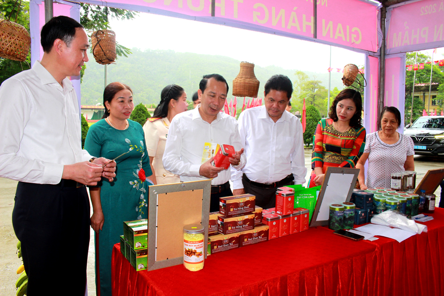 Các đồng chí lãnh đạo thăm gian hàng trưng bày sản phẩm địa phương
