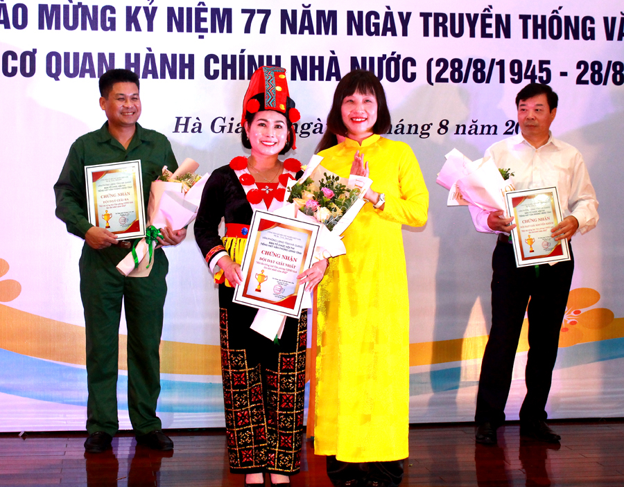 Lãnh đạo Văn phòng UBND tỉnh trao chứng nhận cho đội thi giành giải Nhất trong hội thi
