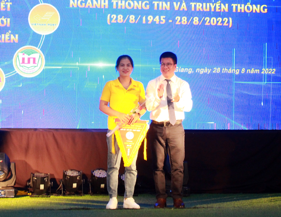 Tổng Biên tập Báo Hà Giang Nguyễn Trung Thu trao Giải nhất đôi nữ trong giải giao hữu cầu lông
