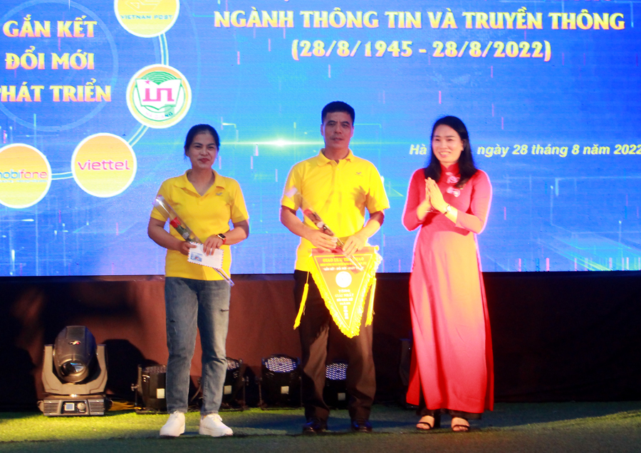 Giám đốc Đài PT-TH tỉnh trao giải Nhất đôi nam nữ trong giải giao hữu cầu lông
