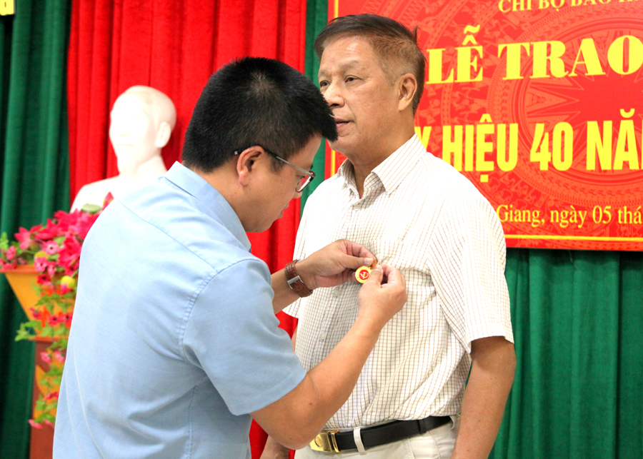 Bí thư Chi bộ Báo Hà Giang Nguyễn Trung Thu trao Huy hiệu 40 năm tuổi Đảng cho đồng chí Lê Trọng Lập.