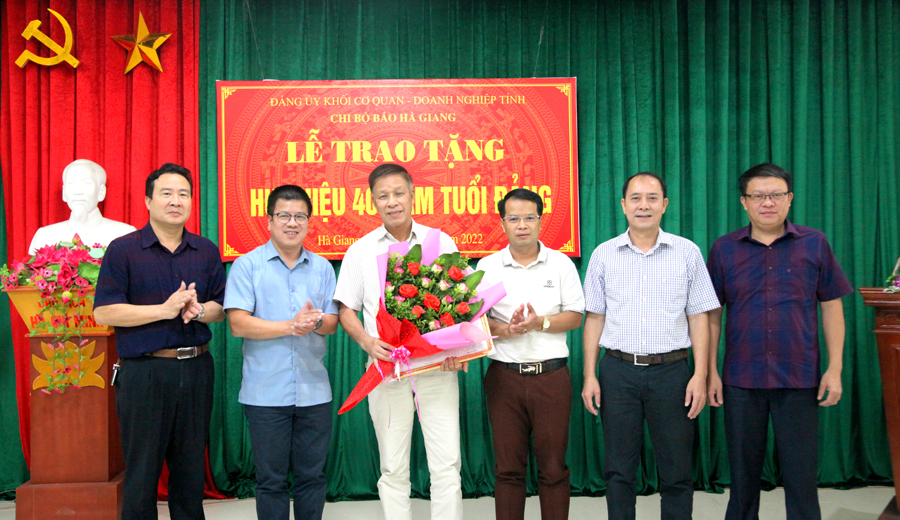 Các đồng chí trong Ban Chi ủy Chi bộ Báo Hà Giang tặng hoa chúc mừng đồng chí Lê Trọng Lập.
