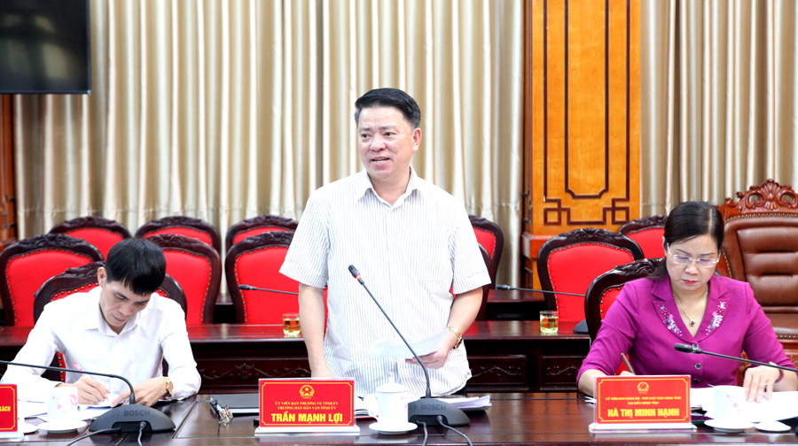 Trưởng Ban Dân vận Tỉnh ủy Trần Mạnh Lợi tham gia ý kiến tại cuộc họp.

