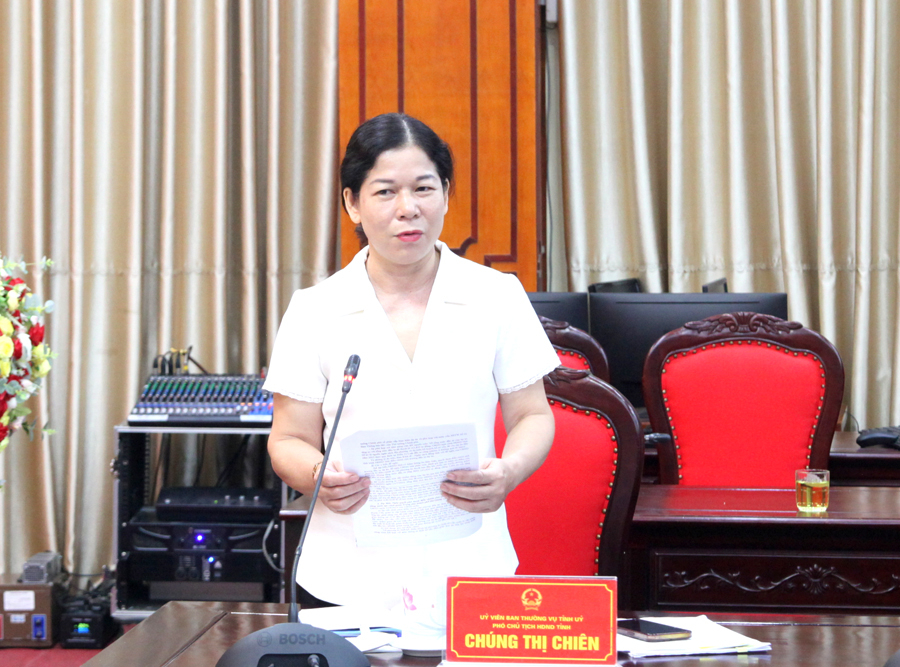 Phó Chủ tịch Thường trực HĐND tỉnh Chúng Thị Chiên phát biểu tại cuộc họp. 

