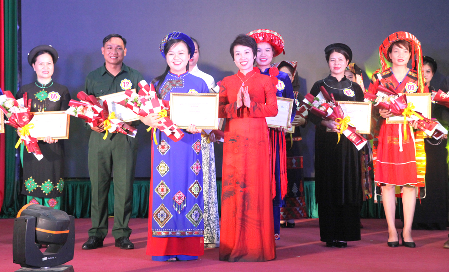 Ban tổ chức trao giải Nhất cho thí sinh Nguyễn Thị Thanh Hằng (Bắc Kạn).
