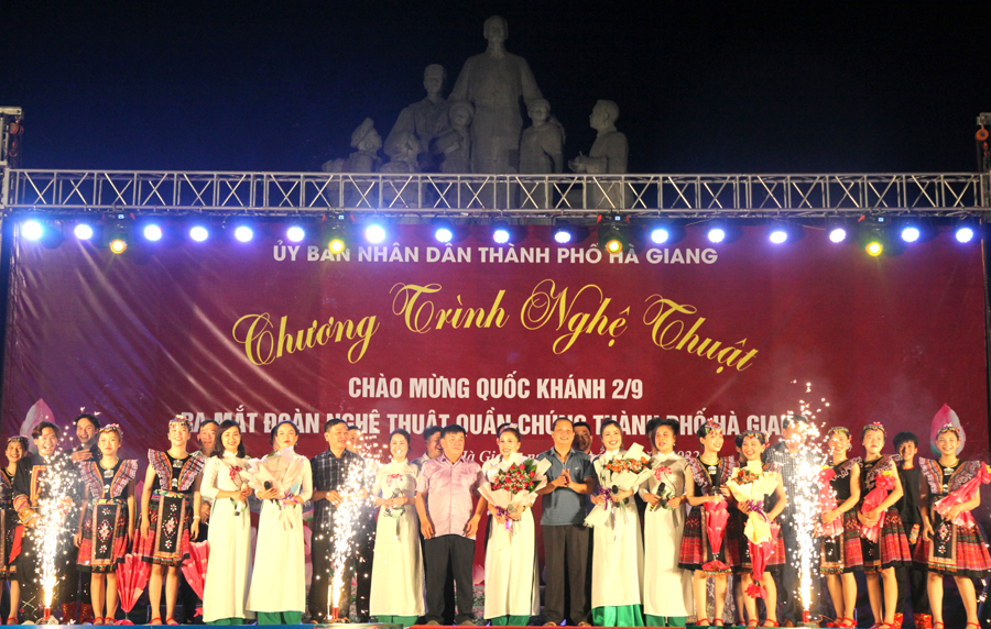 Lãnh đạo UBND thành phố Hà Giang tặng hoa chúc mừng Đoàn nghệ thuật quần chúng tham gia chương trình.