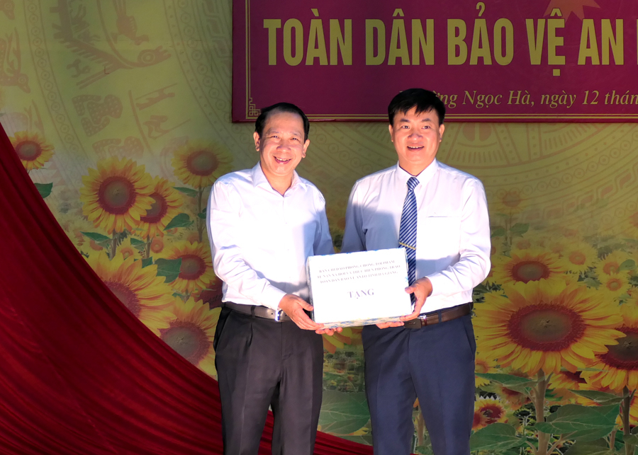 Phó Chủ tịch UBND tỉnh Trần Đức Quý tặng quà cho UBND phường Ngọc Hà
