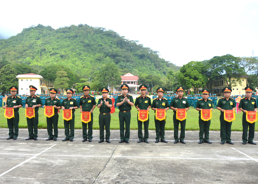 Lãnh đạo Bộ CHQS tỉnh trao Cờ lưu niệm cho các đoàn tham dự.
