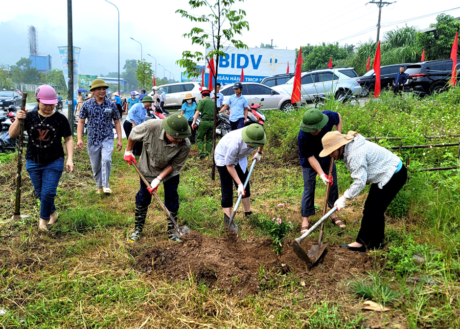 Các đại biểu tham gia trồng cây tại lễ phát động.
