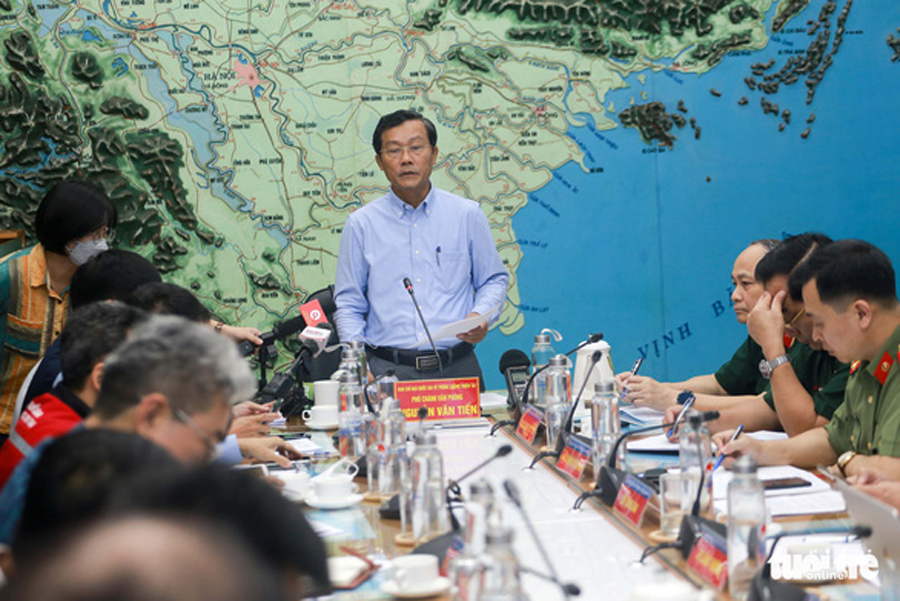 Ông Nguyễn Văn Tiến, phó chánh văn phòng Ban Chỉ đạo quốc gia về phòng chống thiên tai, chủ trì họp ứng phó với bão 